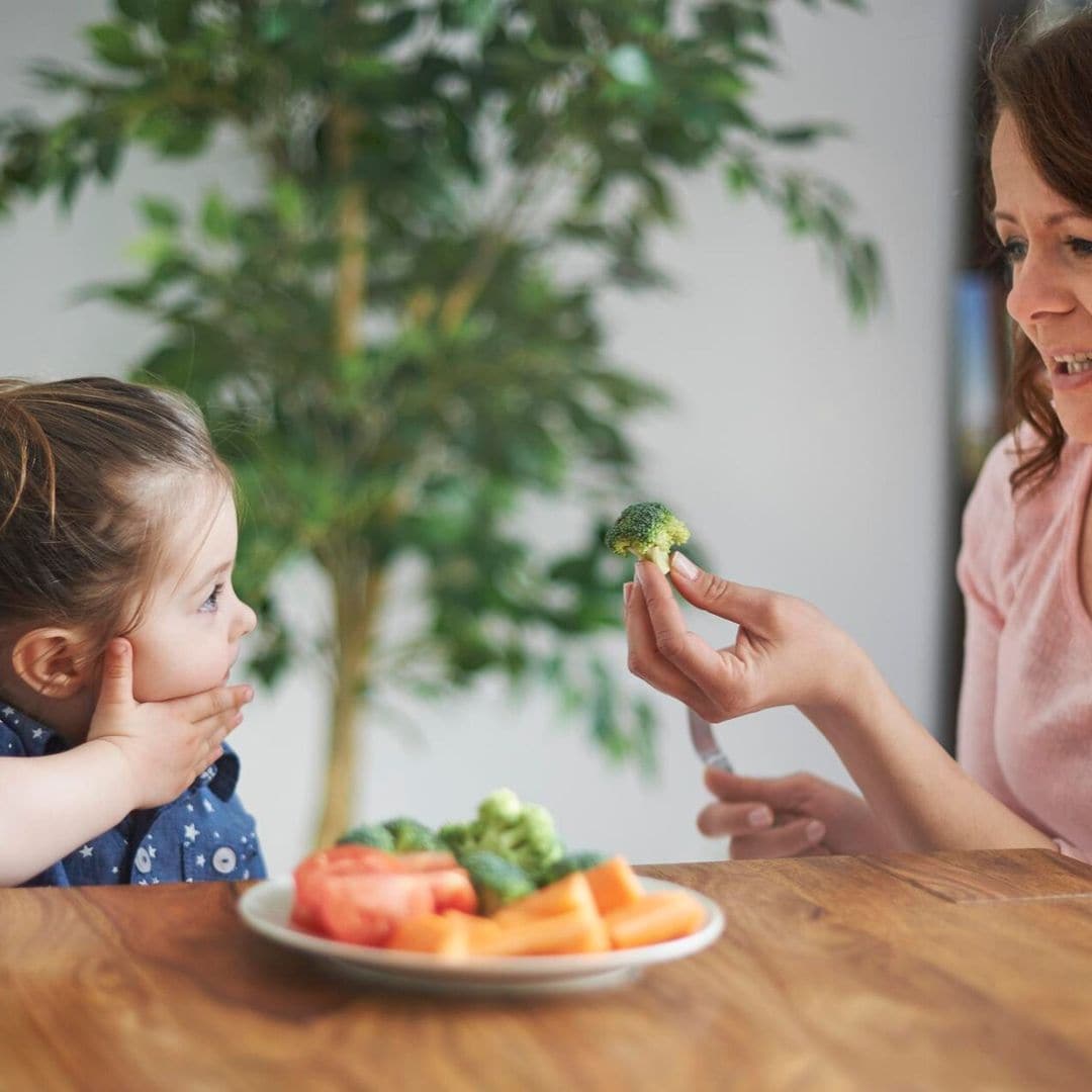 Enseñar a los niños a comer bien, todo un reto que les marcará de por vida