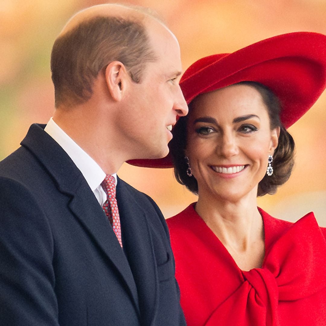 La princesa de Gales, fabulosa con un elegante look en rojo y pendientes de zafiros de Diana