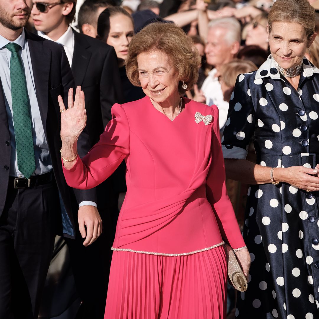 El traje fucsia 'made in Spain' con el que la reina Sofía ha cautivado en la boda de su sobrina Teodora