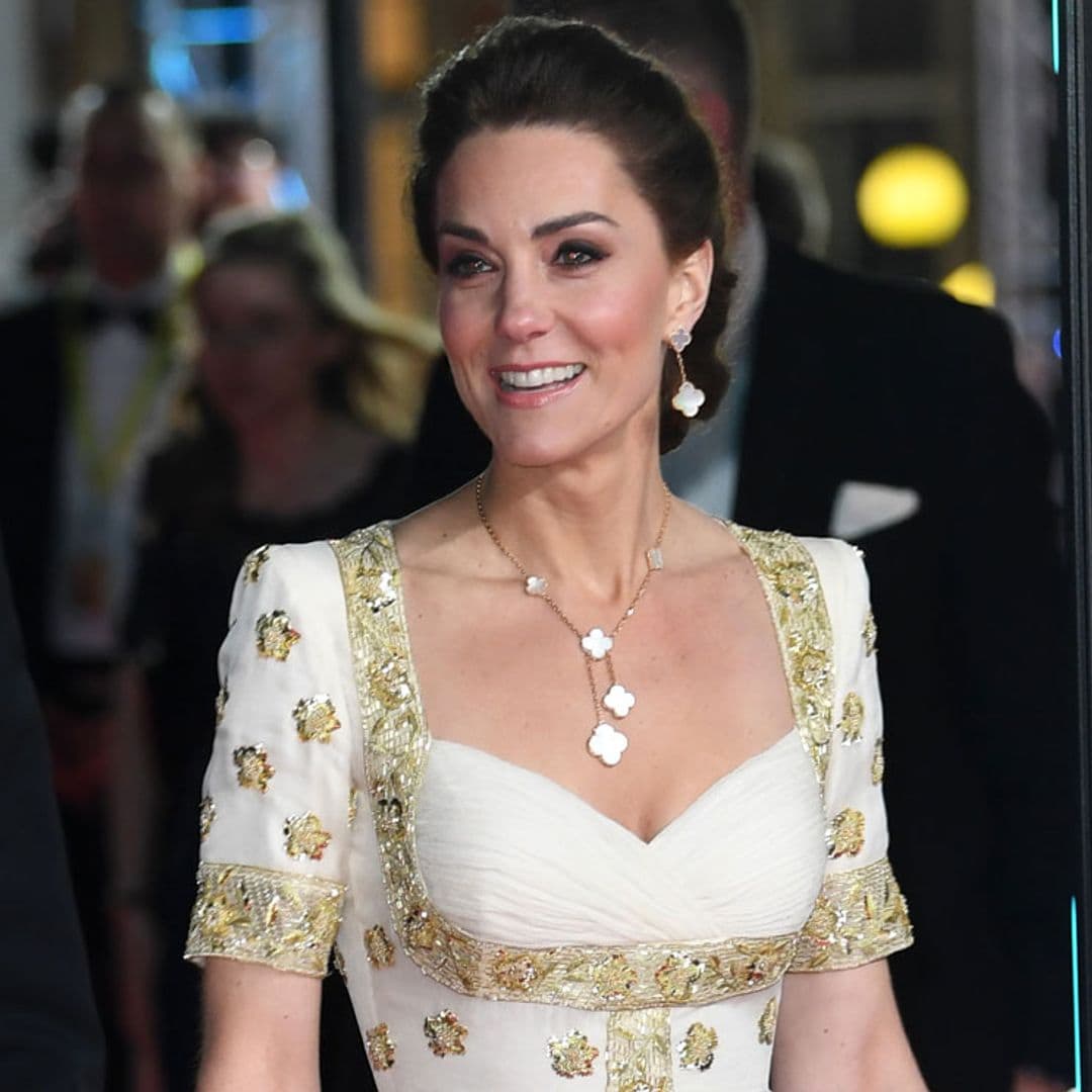 Ocho años después, Kate recicla su vestido nupcial de flores que conquistó Asia