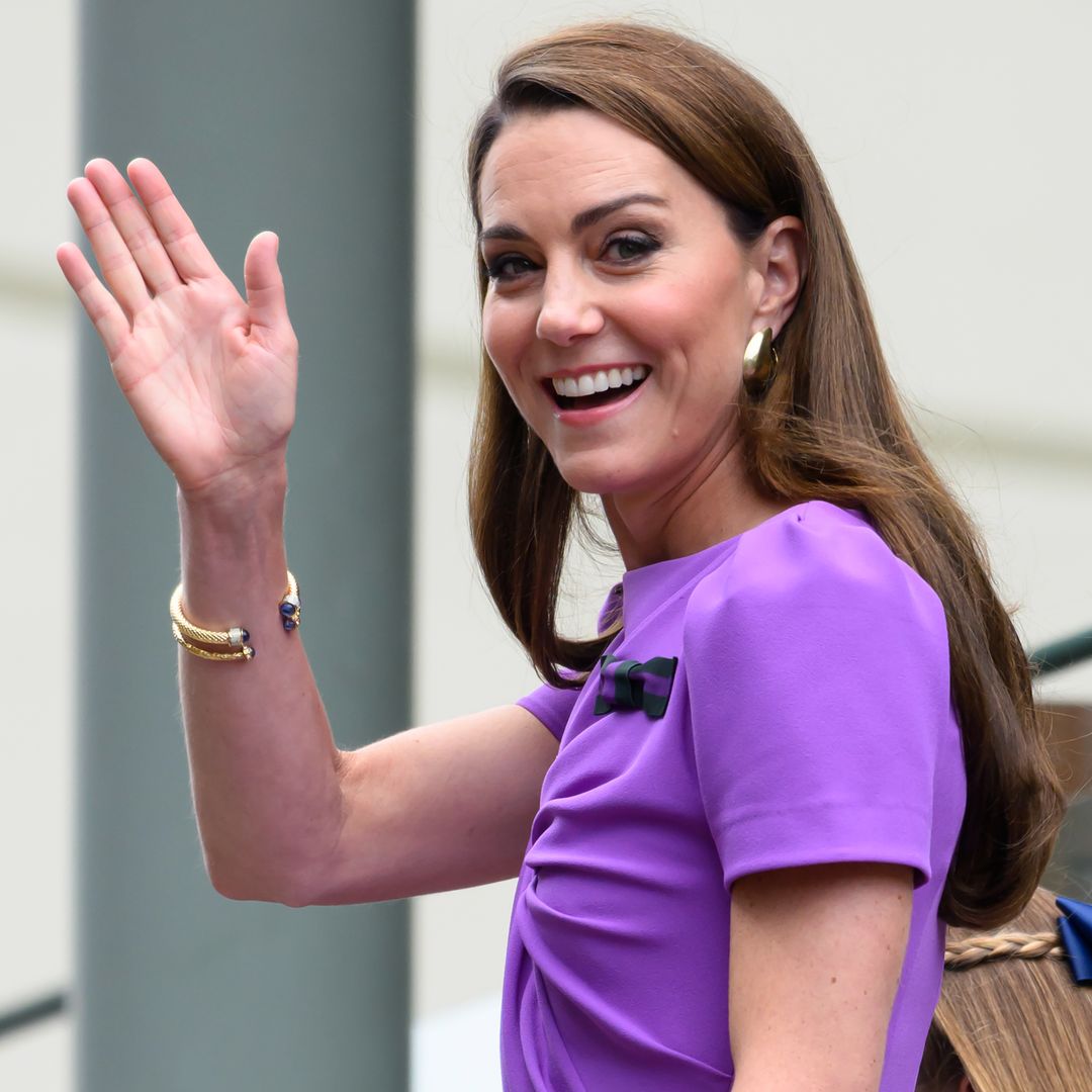 Kate Middleton deslumbra con un vestido morado drapeado, guiño al torneo, y calzado destalonado