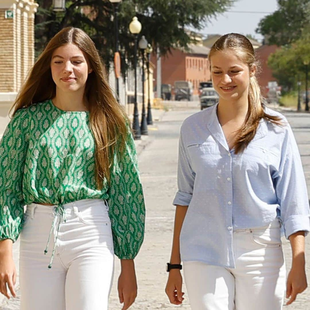 La infanta Sofía sorprende con una blusa estampada de Zara y se conjunta con Leonor en su gran día