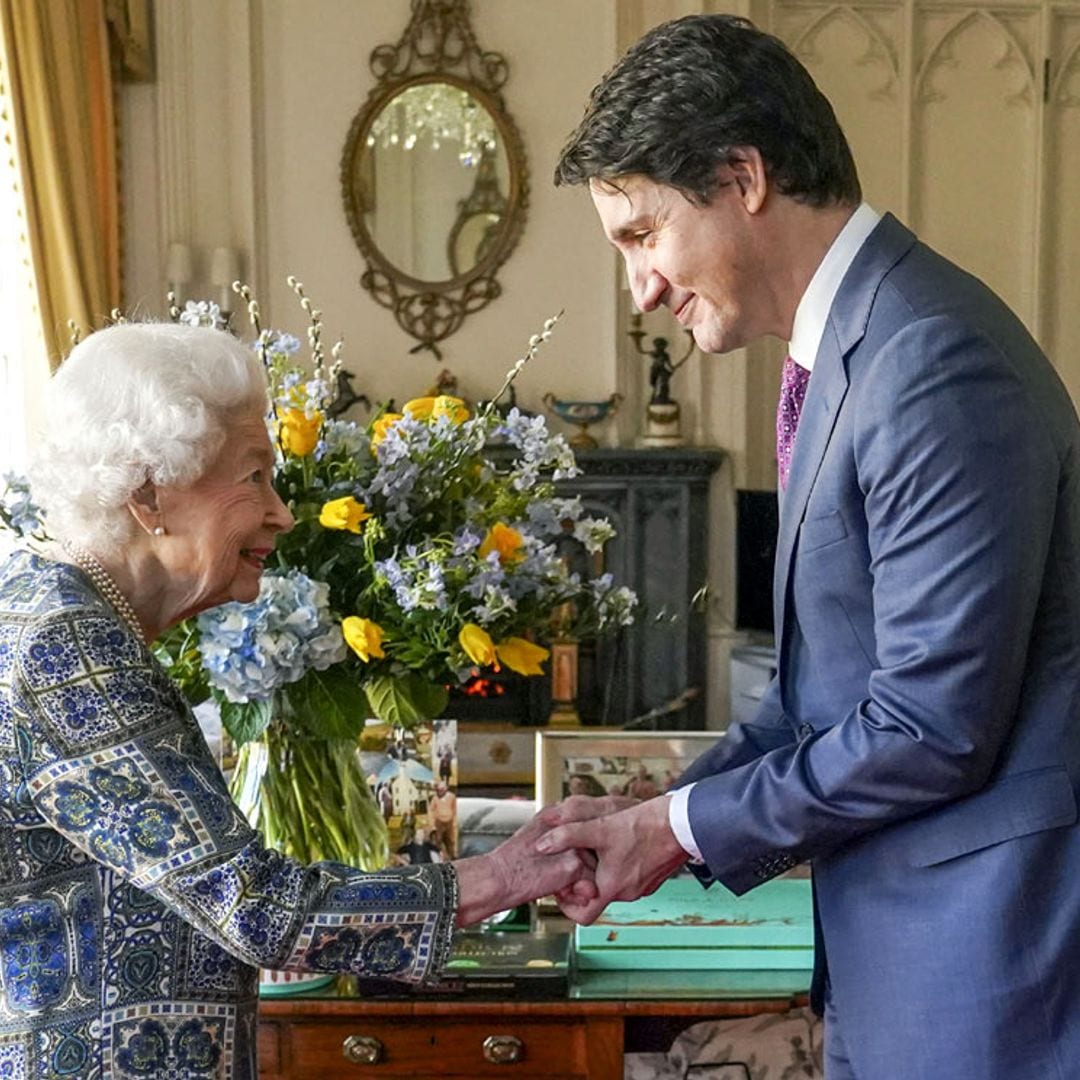 La reina Isabel, muy recuperada y con una gran sonrisa, en su primer acto público tras superar el covid