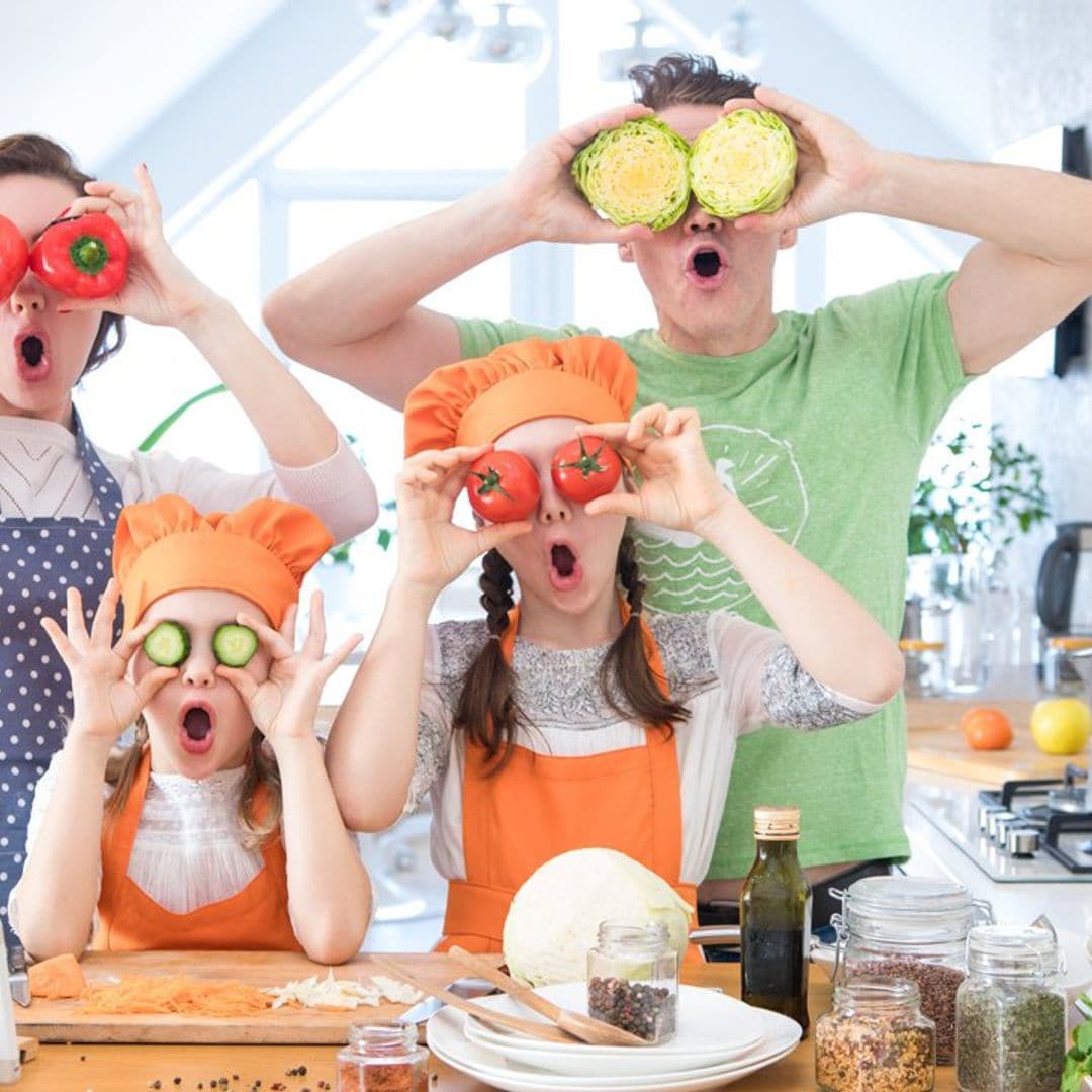 Cocina con tus hijos y diviértete entre fogones con estos libros y utensilios