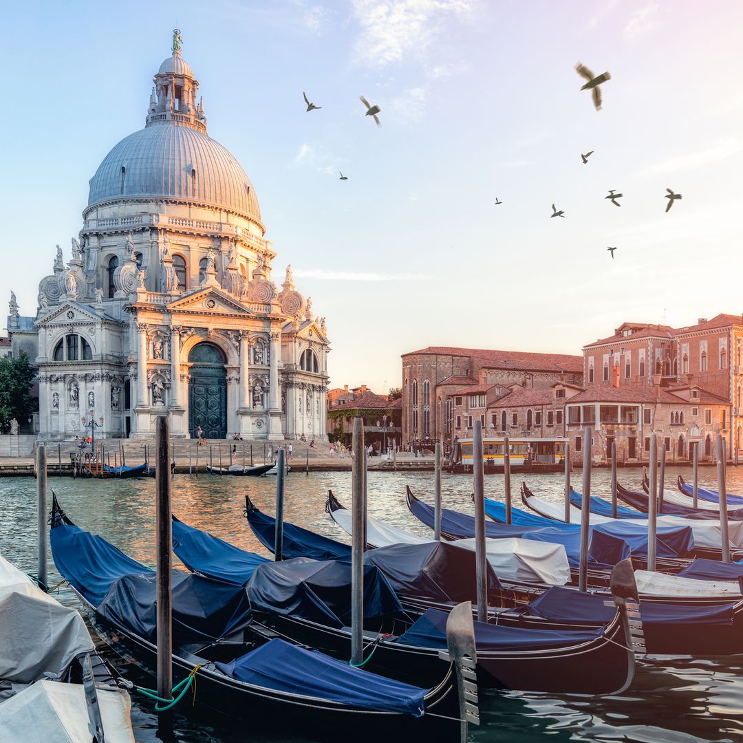 Iglesia de Santa Maria de la Salute y góndolas en el canal de Venecia