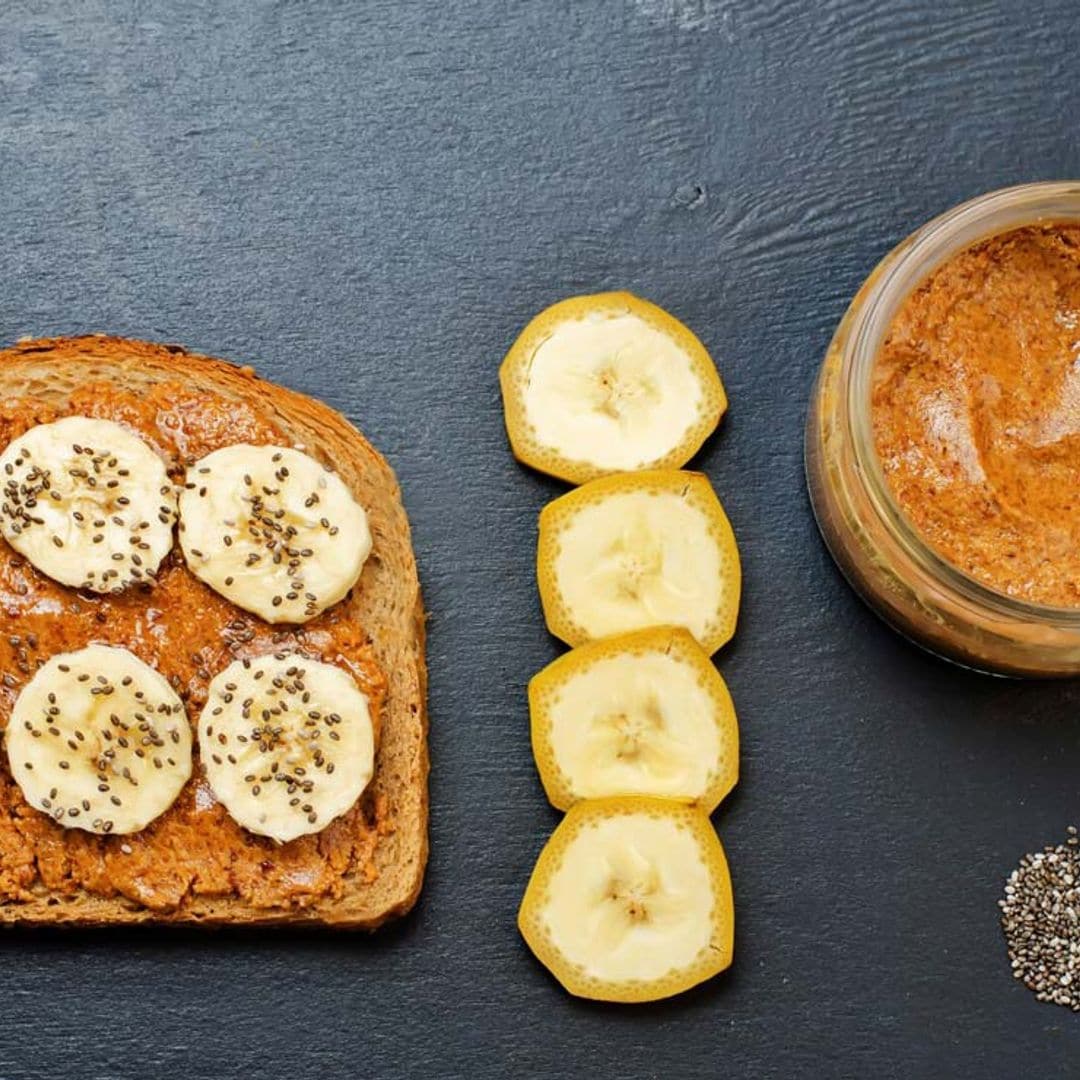 Tostadas con crema de cacahuete, plátano y sésamo