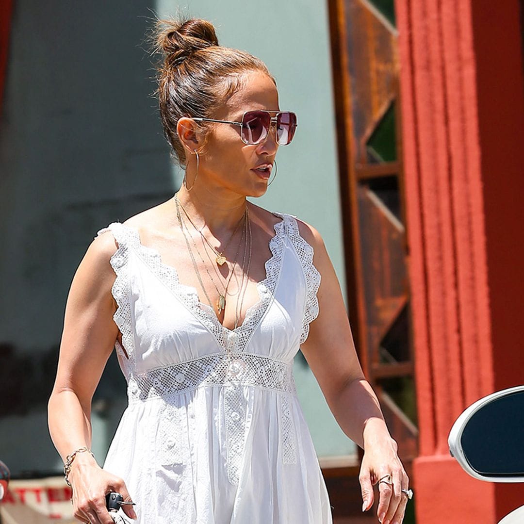 Jennifer Lopez, con vestido blanco y cuñas, para ir a comprar ropa de segunda mano