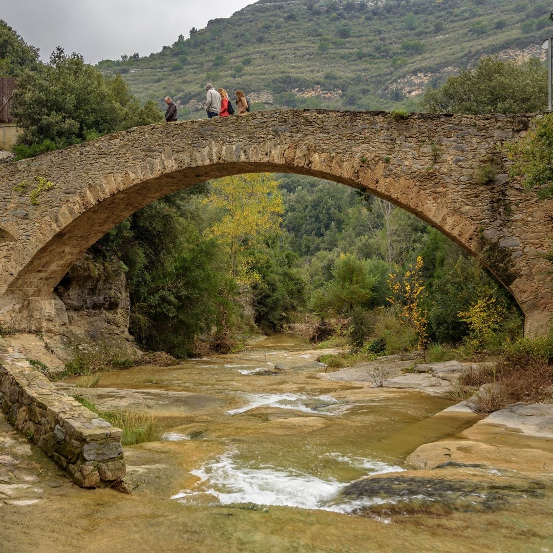 Puente románico de acceso a Sant Miquel del Fai en otoño, Barcelona