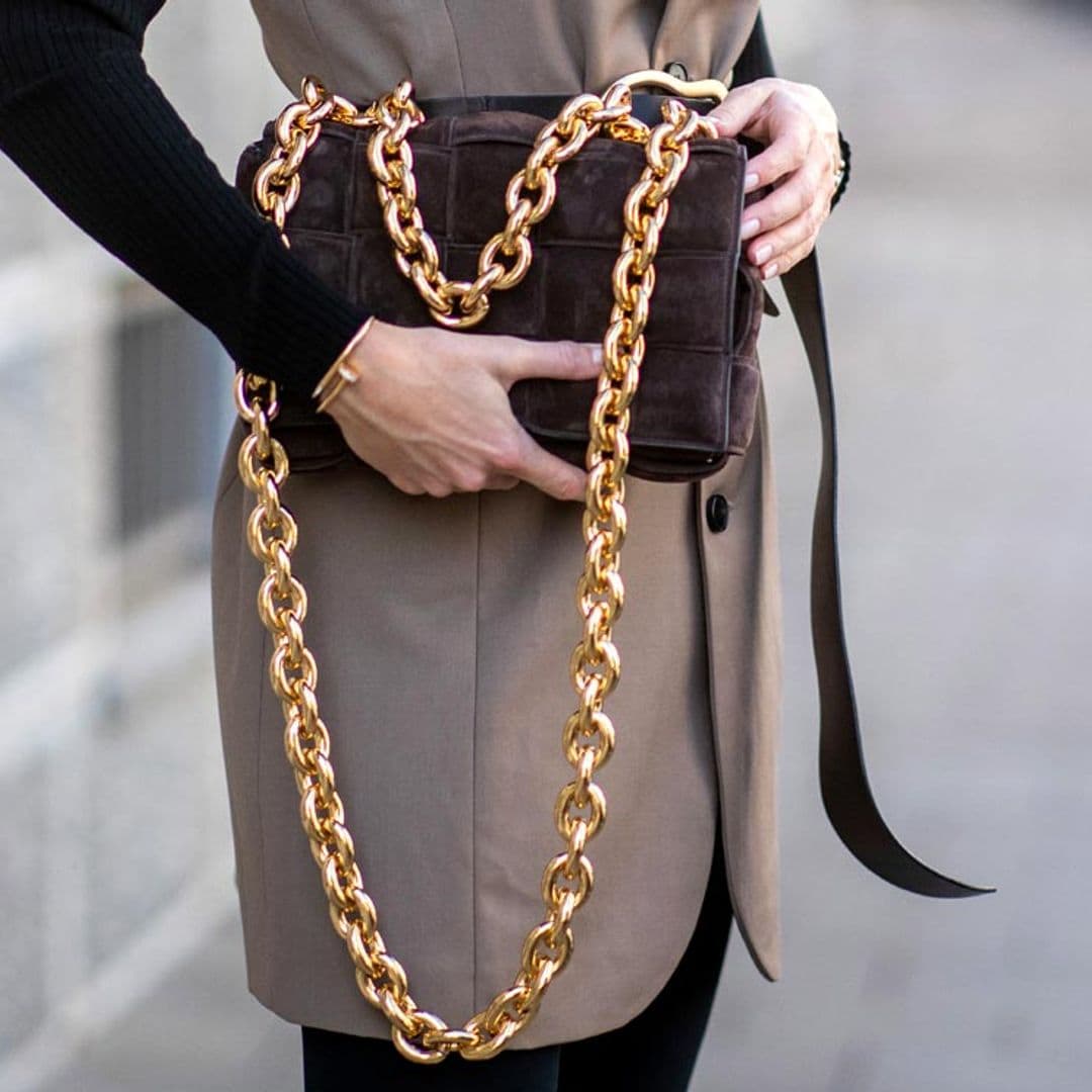 Bolsos con cadena, la mejor inversión para dar un giro a tus looks