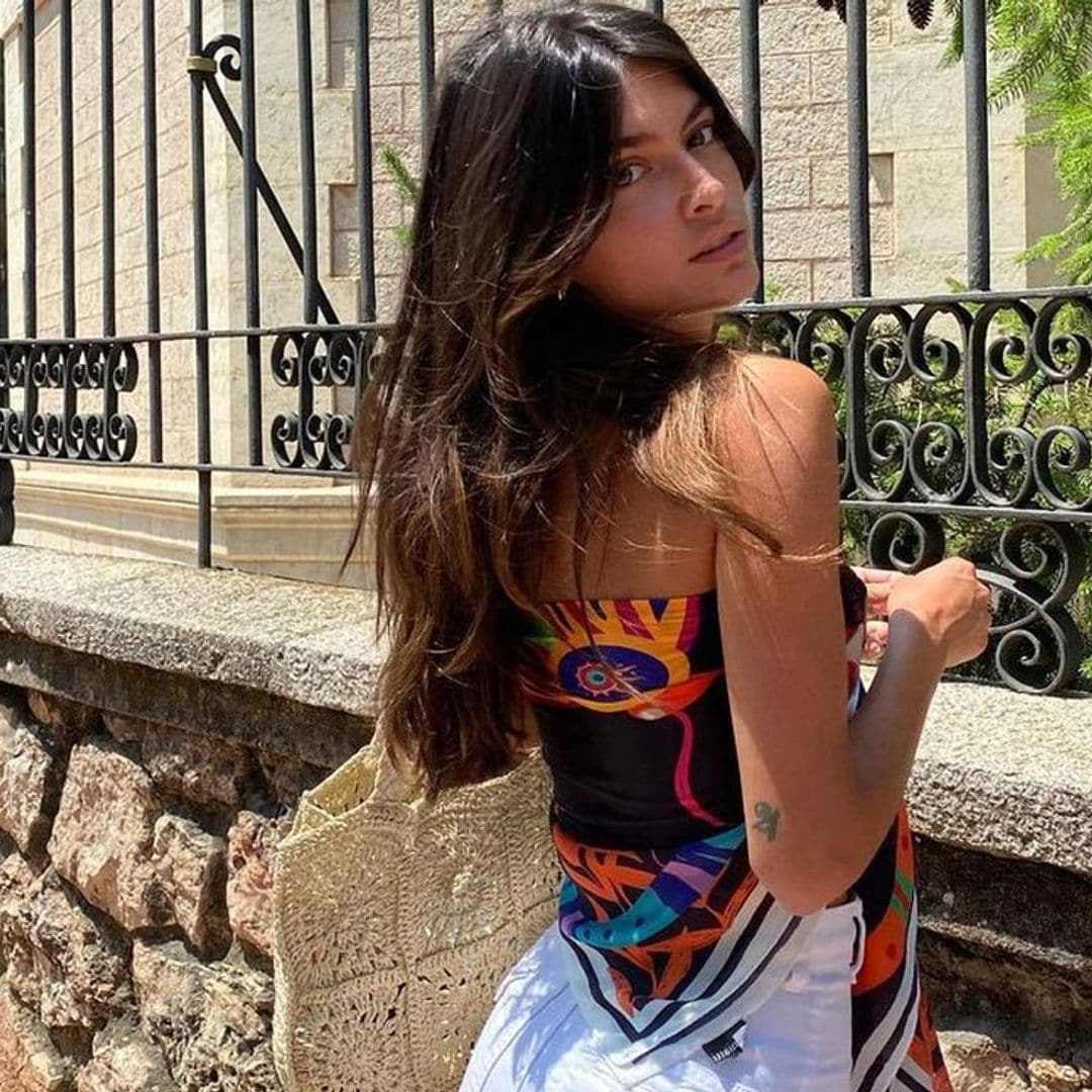 Con pañuelo y pantalón ancho, Lucía Rivera propone el look exprés que resolverá tus días de verano