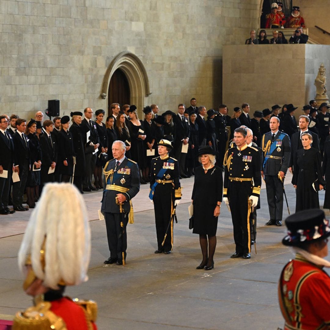 Mucha tristeza y hasta un desmayo: los Windsor en la capilla ardiente de Isabel II