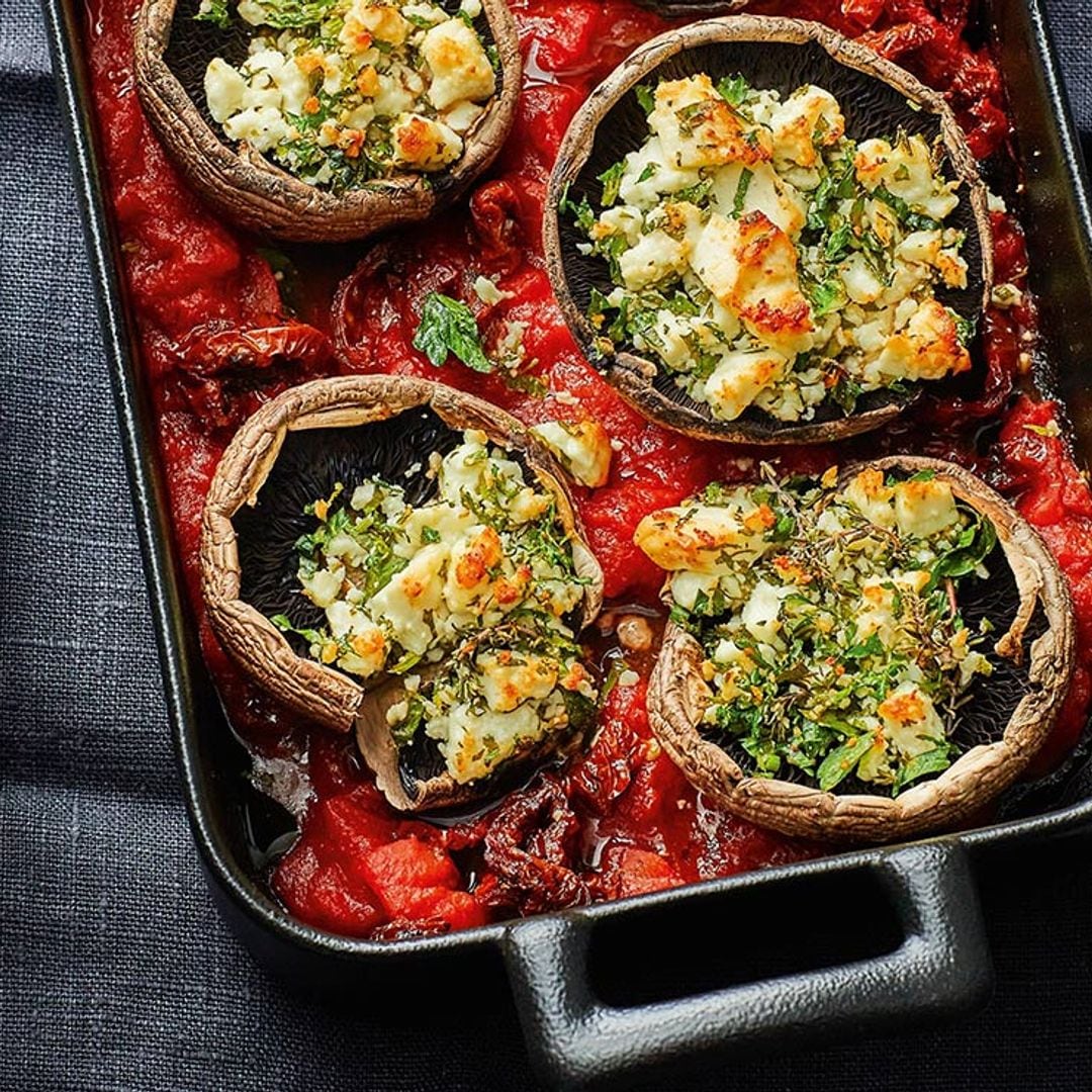 Champiñones rellenos de queso feta y hierbas frescas con salsa de tomate