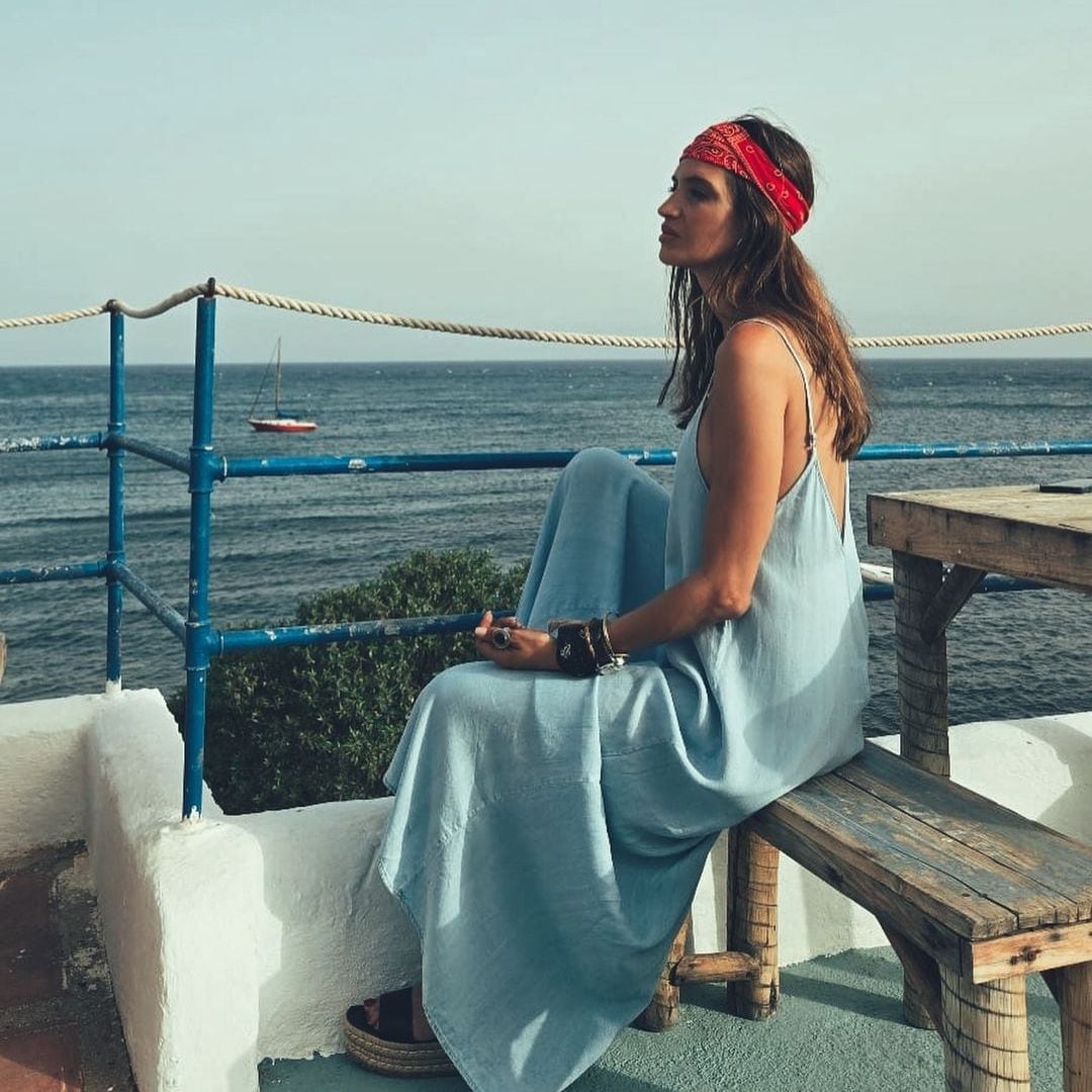 El look ‘boho’ con el que Sara Carbonero ha recorrido Almería: vestido holgado de Zara y pañuelo en la cabeza