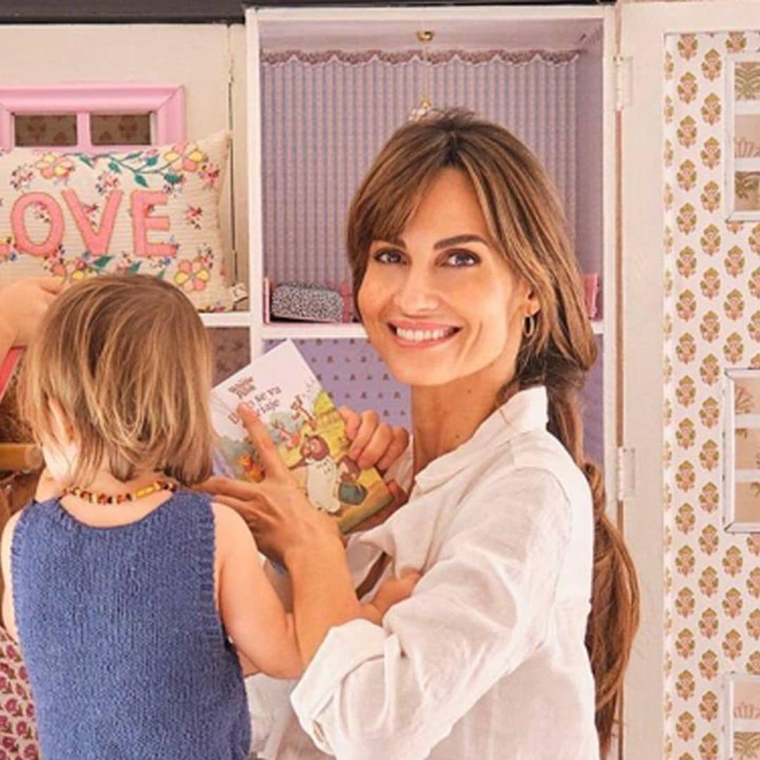 El momento de las hijas de Ariadne Artiles leyendo con pasión el libro de su madre