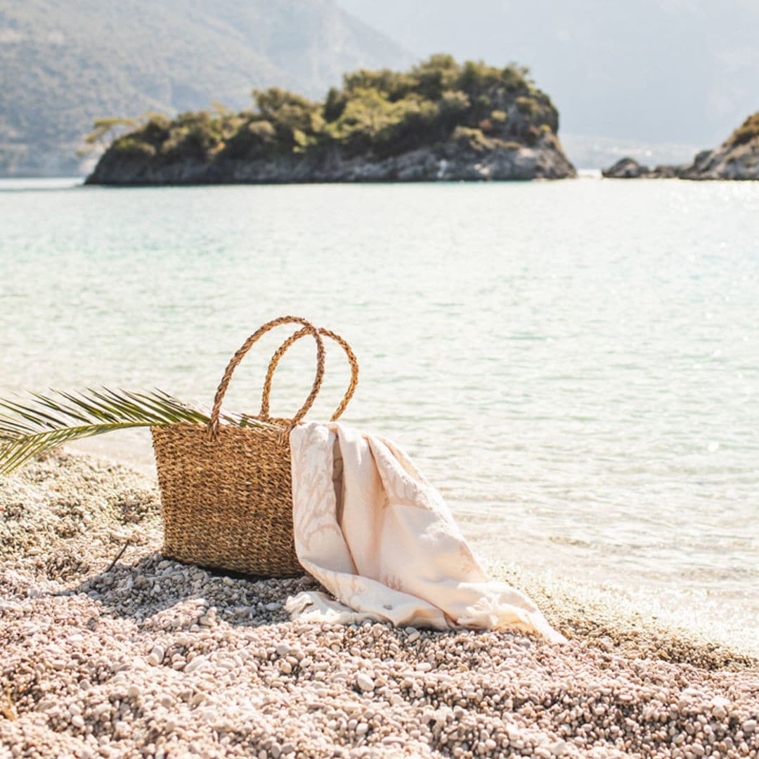 Del más elegante al más divertido: 9 bolsos de playa comodísimos y a la moda