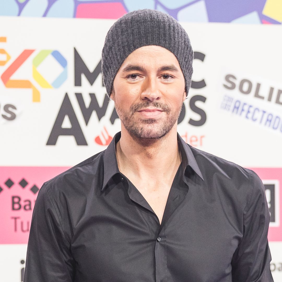 Mujer revela que fue estafada por un falso Enrique Iglesias, a quien envió más de tres mil dólares