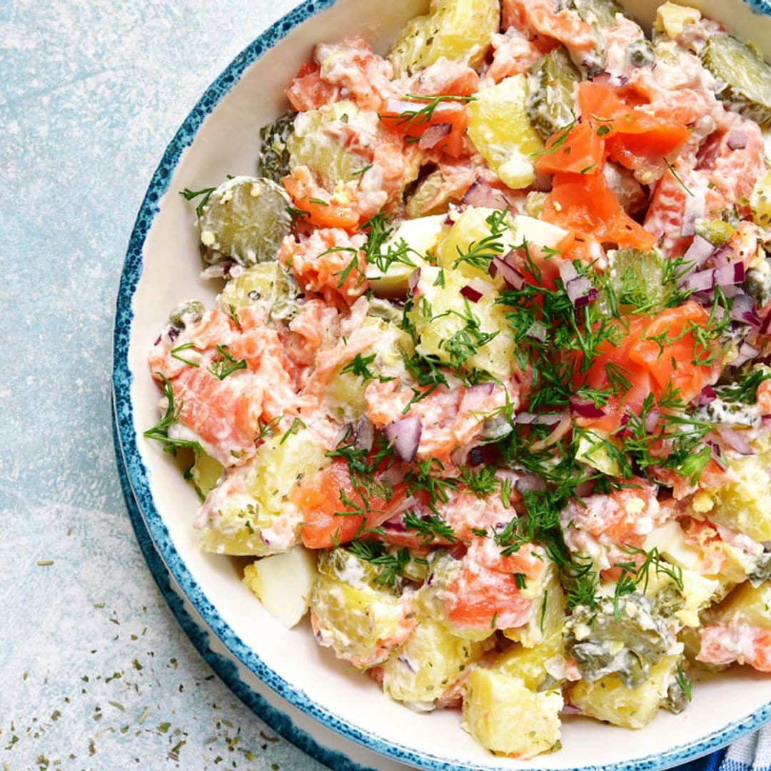 Ensalada de patata, salmón ahumado y pepinillos