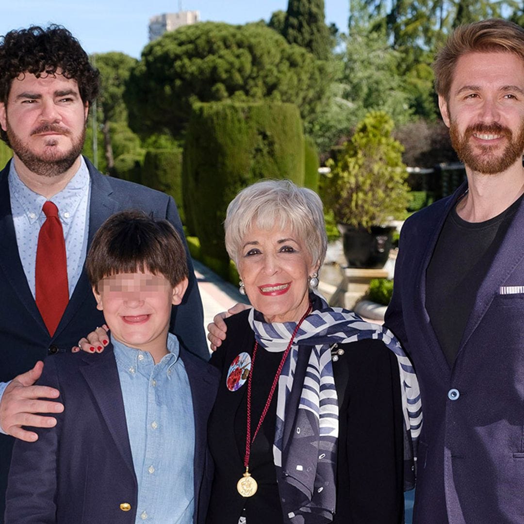 Concha Velasco y su pequeña gran familia: sus dos hijos, Manuel y Paco, y su nieto Samuel