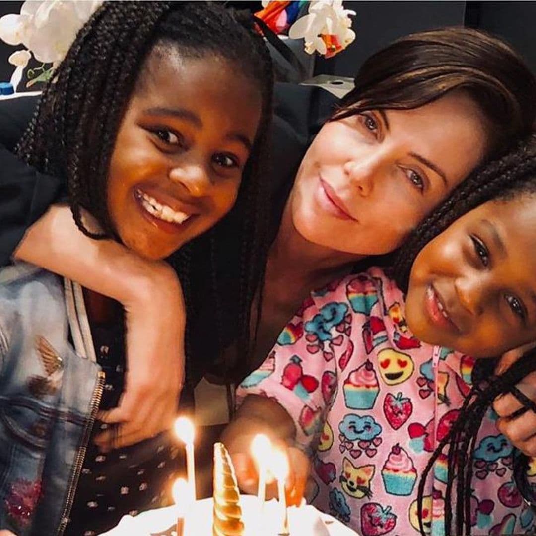 Charlize Theron muestra por primera vez el rostro de sus hijas tras años de haberlas adoptado