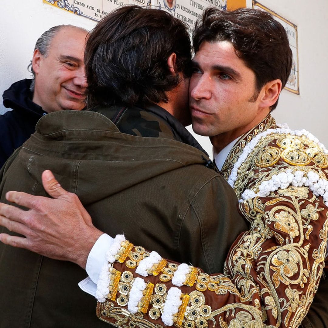 El cariñoso abrazo de Cayetano Rivera y su primo José Antonio Canales que denota su buena sintonía