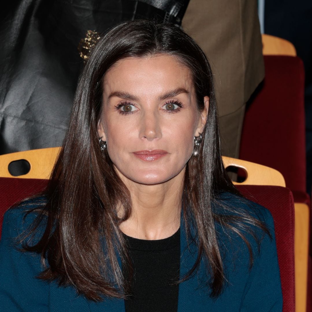 La reina Letizia vuelve a apoyar a Valencia al estrenar unos pendientes con gota de vidrio artesanal