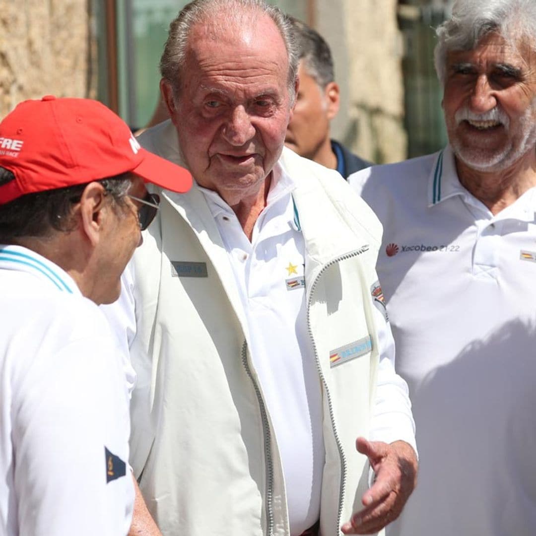 Don Juan Carlos, recibido con una calurosa bienvenida entre vítores en el club náutico de Sanxenxo