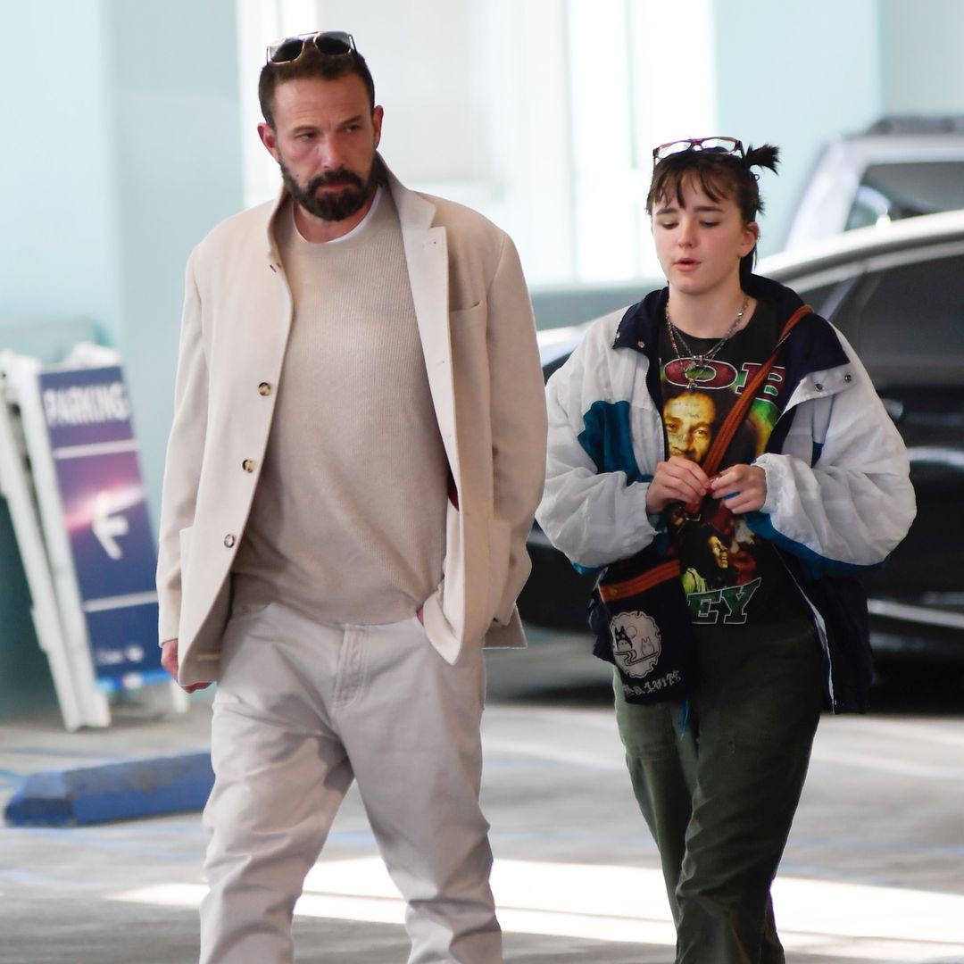 Junto a Ben Affleck, Fin muestra su nuevo y divertido look en una reciente salida juntos