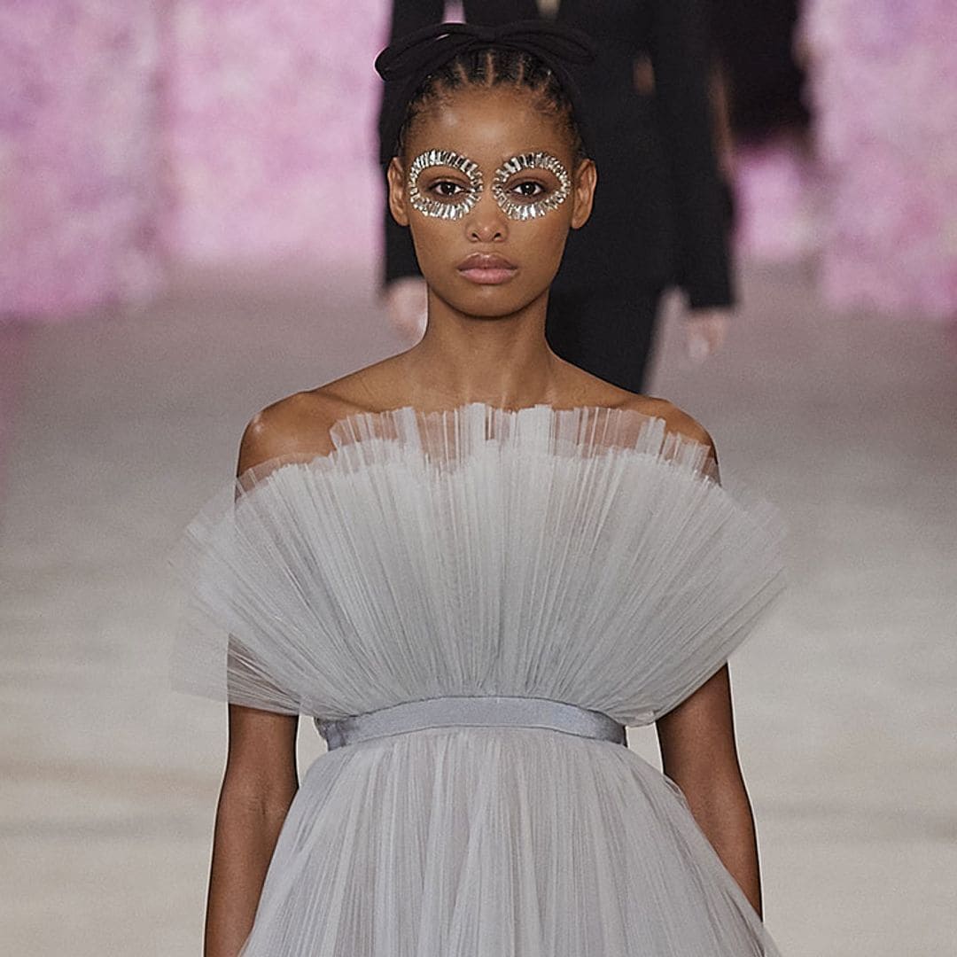 Plumas, tul y 'tweed': Los looks de Giambattista Valli con vocación de alfombra roja