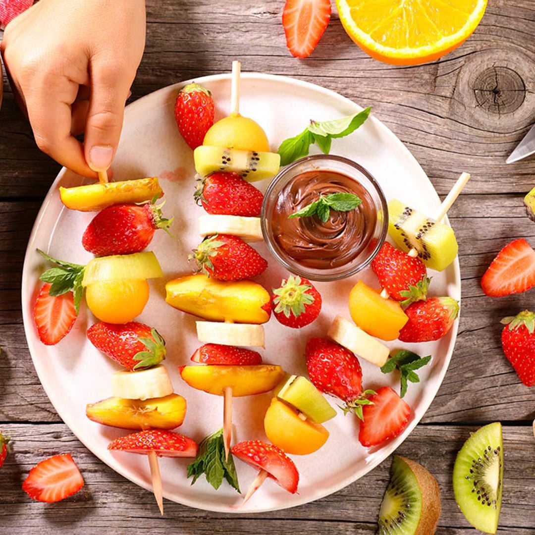 Brochetas de fruta con crema de cacao a la naranja