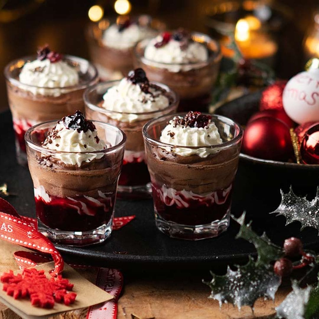 Vasitos navideños de mousse de chocolate con confitura de cereza