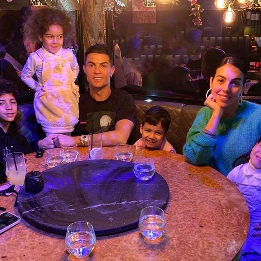 ¡A todo gas! Los hijos de Cristiano y Georgina se lo pasan en grande en los coches de choque