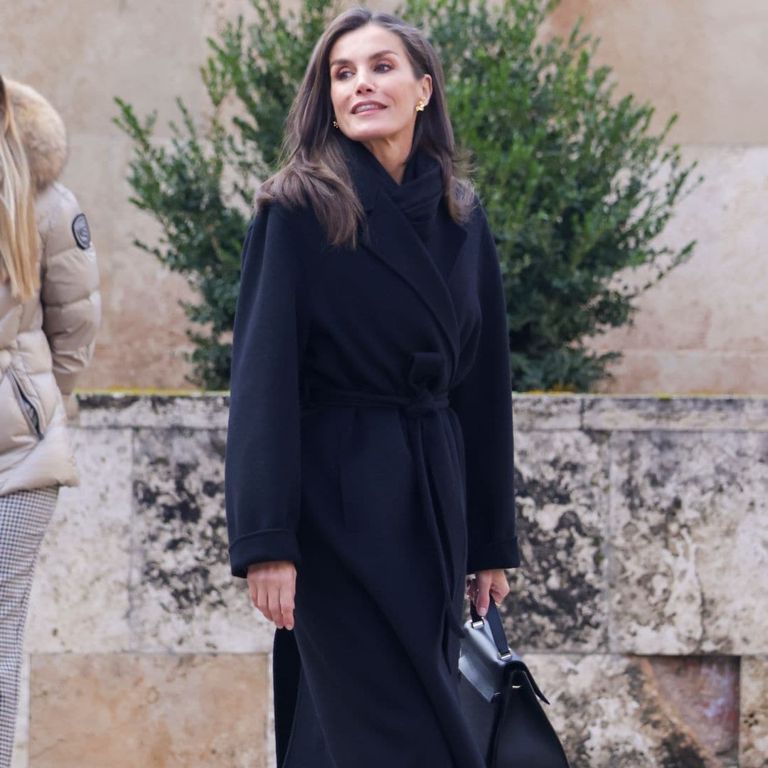 El último 'déjà vu' de la reina Letizia: reaparece su llamativo conjunto rojo con falda de flores en el Palacio Real