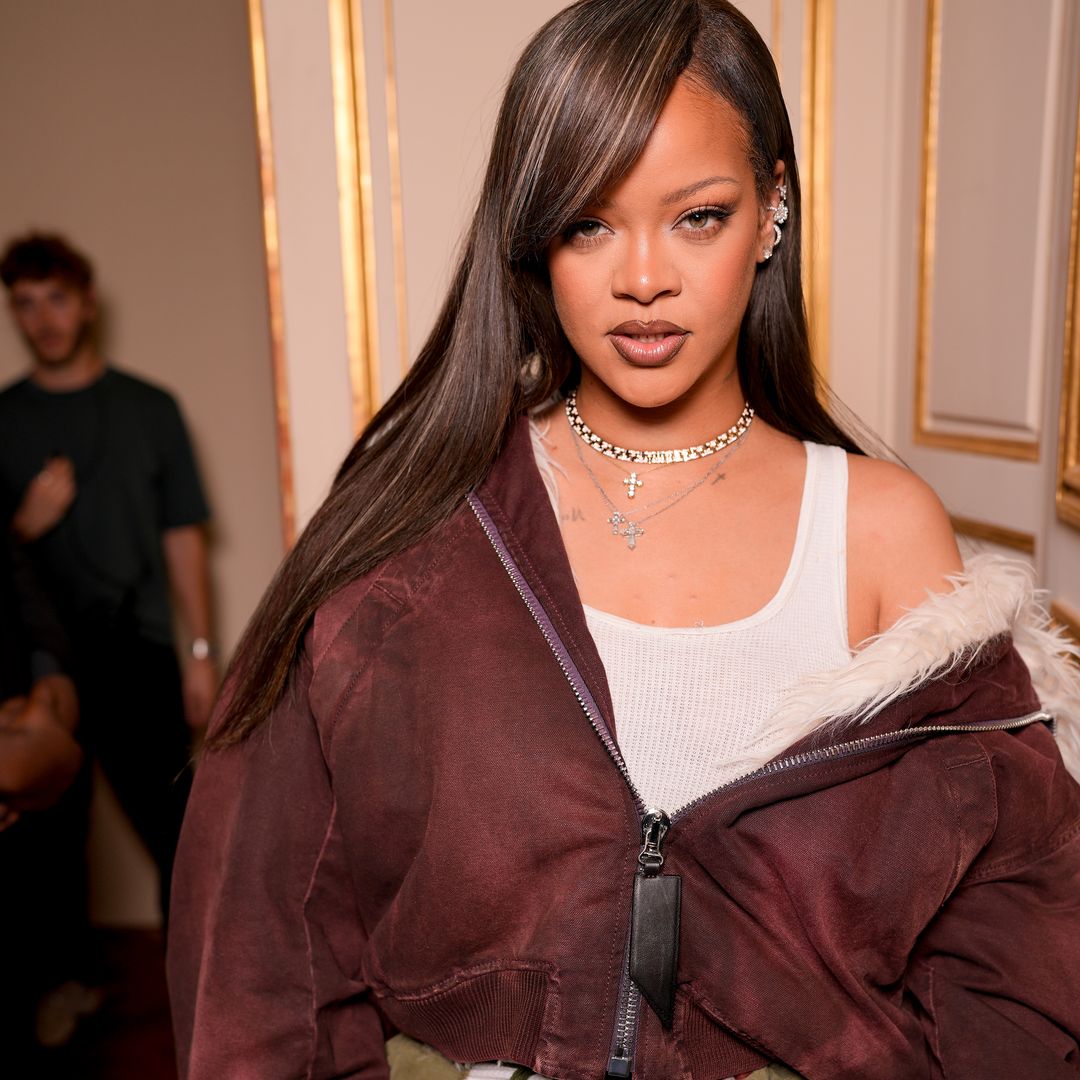 Rihanna se une al 'financecore' con un 'look' que necesitamos en nuestro armario esta temporada