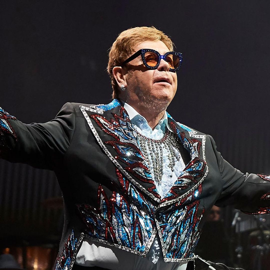 Sir Elton John cumple 75 años: repasamos los momentos clave del ‘hombre cohete’