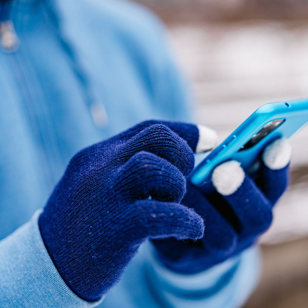 Estos guantes táctiles son la solución perfecta para usar tu móvil sin pasar frío