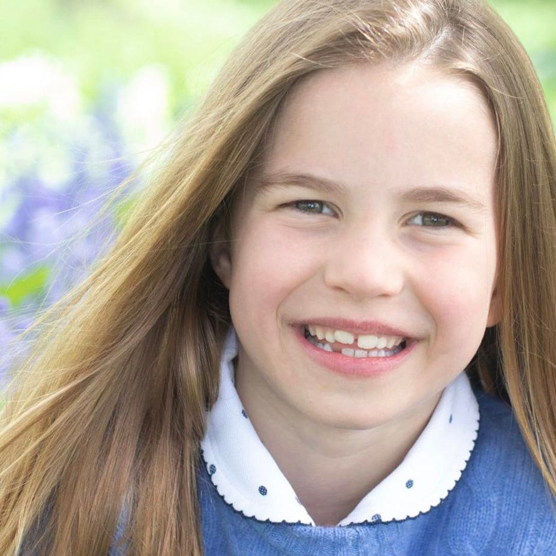 La princesa Charlotte muestra que le falta un diente en las fotos de su séptimo cumpleaños