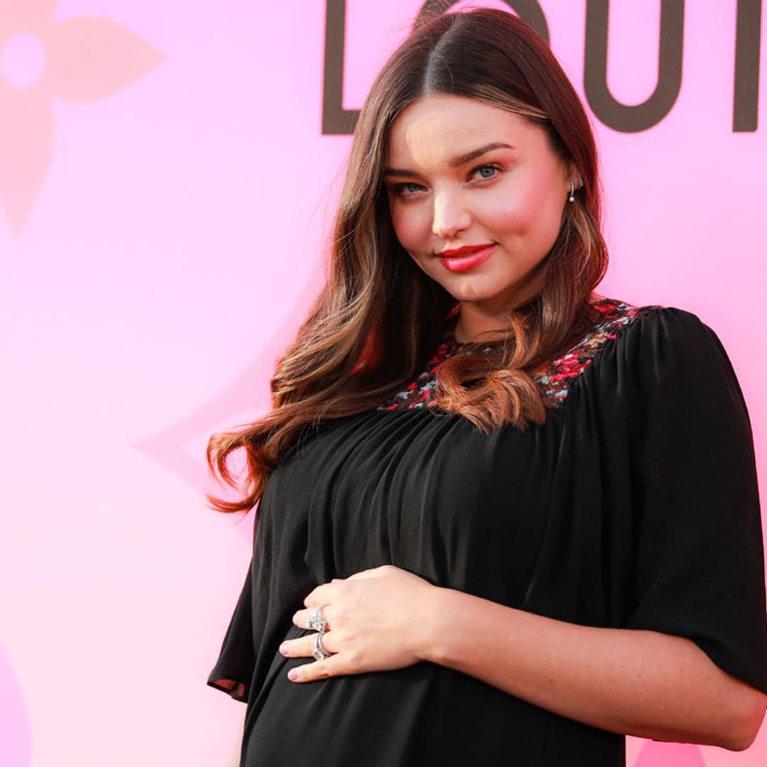 El minivestido premamá de Miranda Kerr y otros 9 'lookazos' de la fiesta de Louis Vuitton