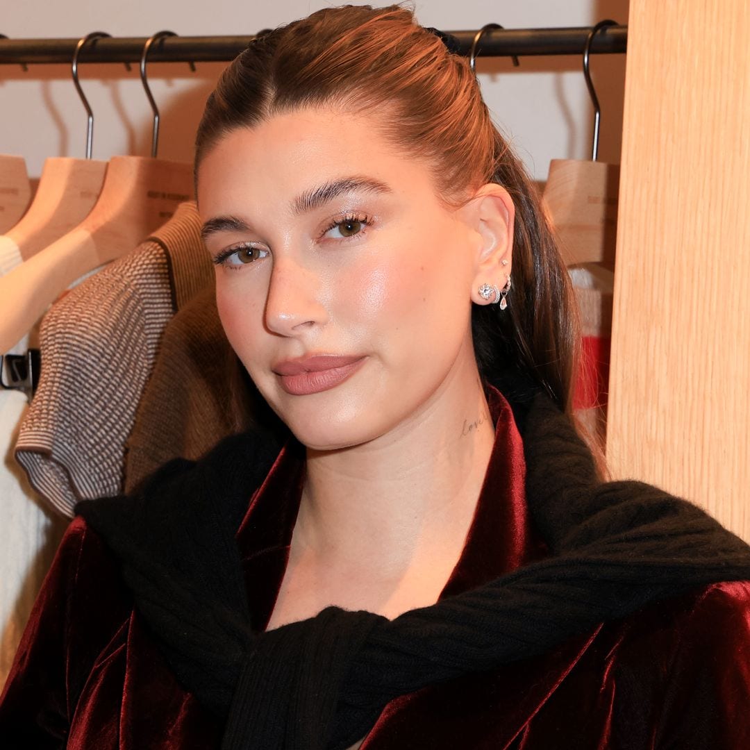 Hailey Bieber con look de maquillaje luminoso y estilismo de terciopelo rojo