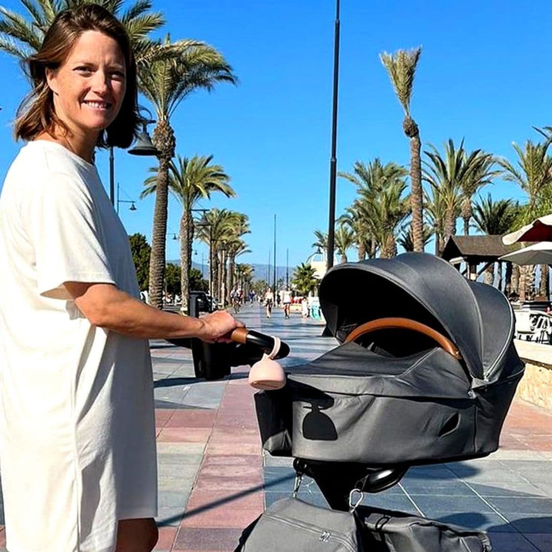 La emoción de María Casado en los primeros paseos por la playa con su pequeña Daniela