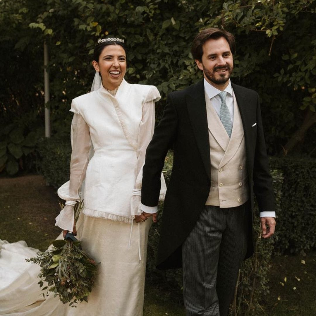 Un vestido de novia inspirado en las solapas de un libro y una tiara: la boda de María en Madrid