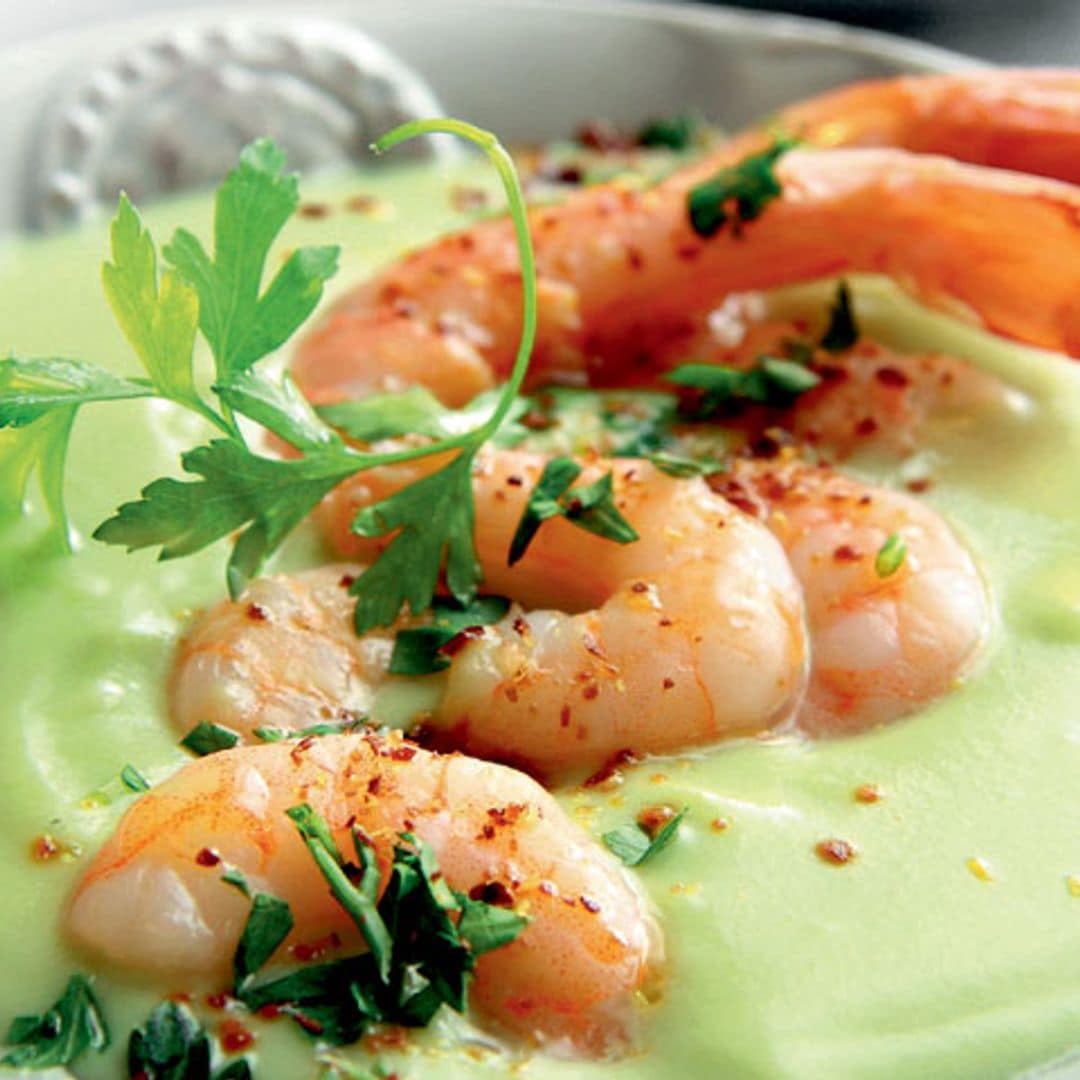 Crema de aguacates con gambas