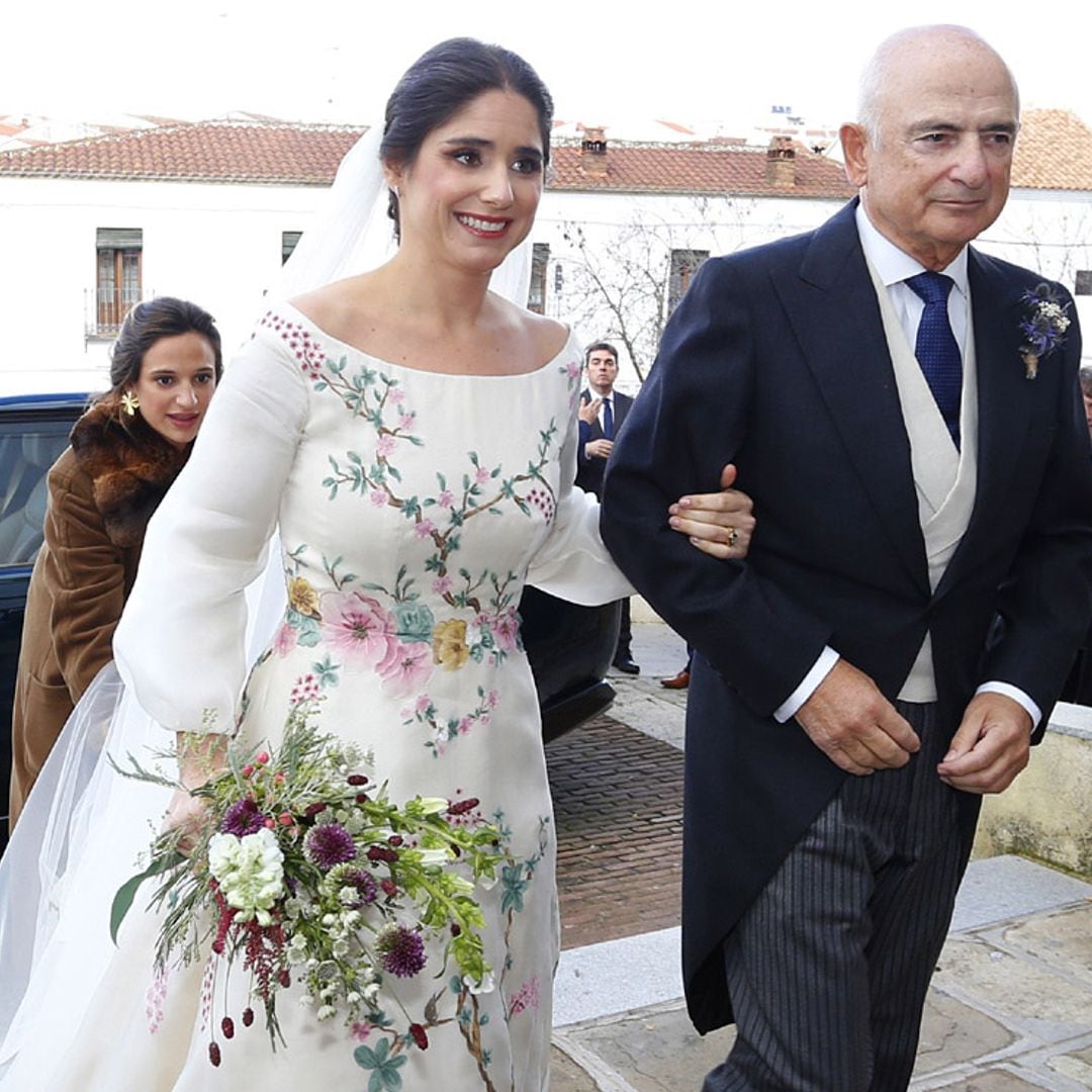 El vestido de novia de María Castellanos, un diseño de escote barco con flores de colores