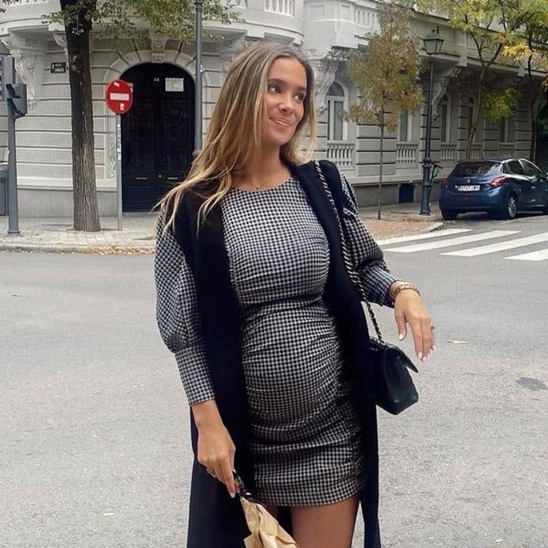 El minivestido 'vichy' con el que María Pombo marca tripita a pocas semanas de ser mamá