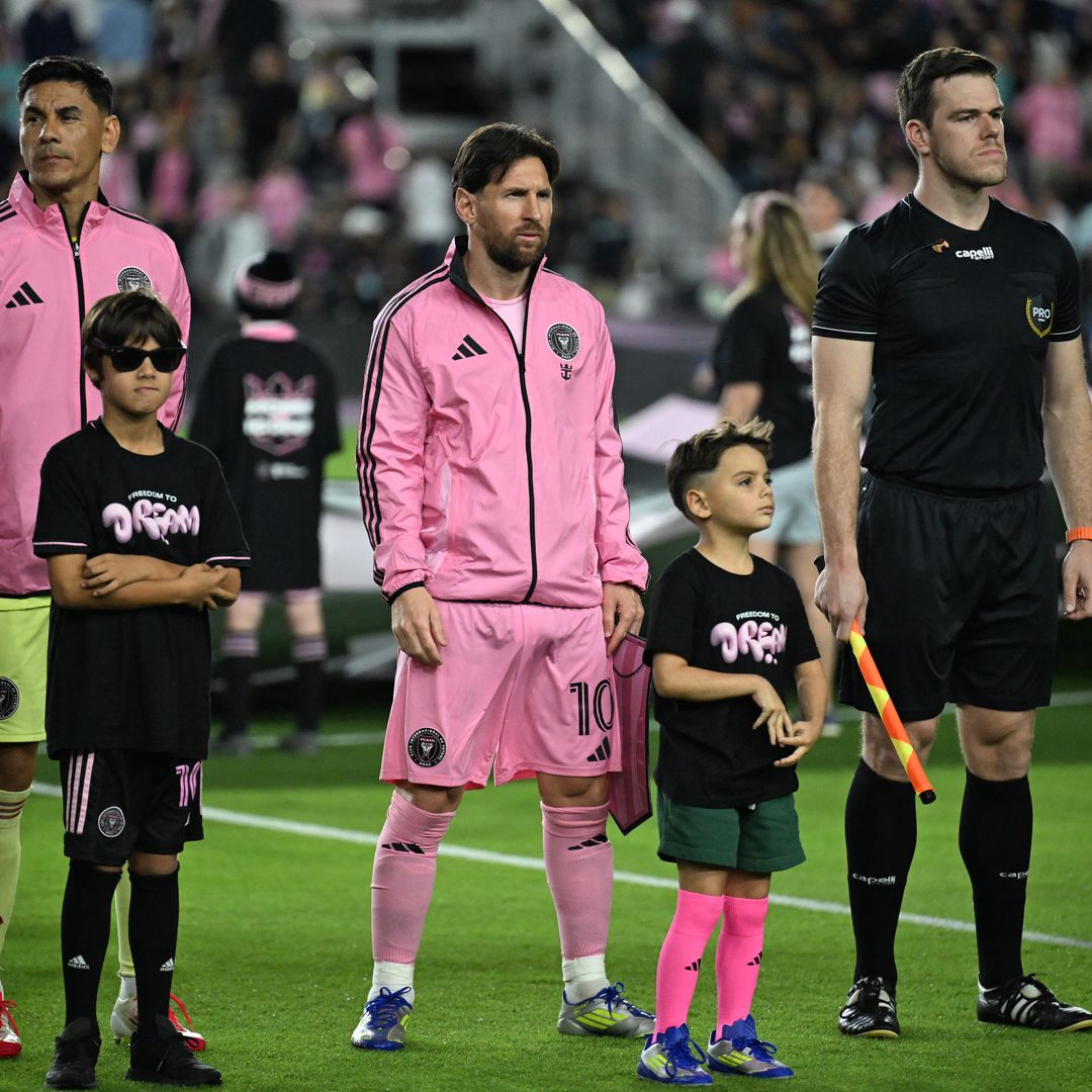 De la mano de Leo Messi, el hijo de Eva Longoria protagoniza un tierno momento sobre la cancha