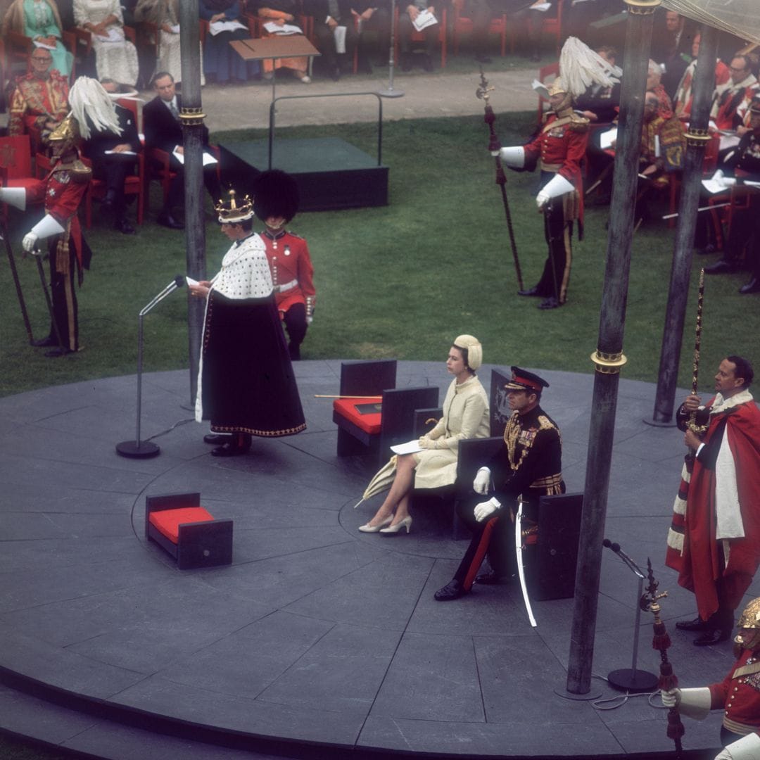 Isabel II y el duque de Edimburgo en la investidura del príncipe de Gales, organizada como un plató de televisión en un castillo medieval