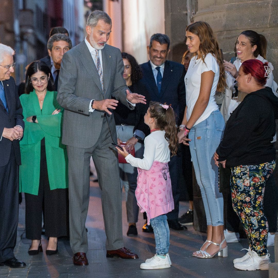 El Rey Felipe VI, acompañado por el presidente de la República italiana, Sergio Mattarella y el presidente de Canarias, Fernando Clavijo, visita el casco histórico de la ciudad, a 19 de septiembre de 2024, en Las Palmas de Gran Canaria, Gran Canaria, Canarias 