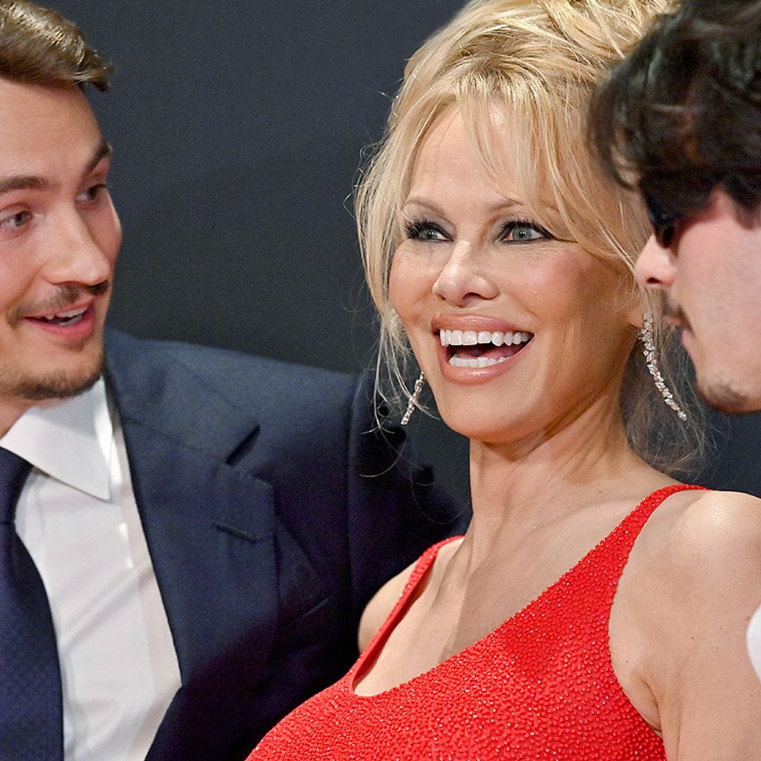 ¡Amor de madre! Pamela Anderson presenta su proyecto más personal junto a sus hijos Brandon y Dylan