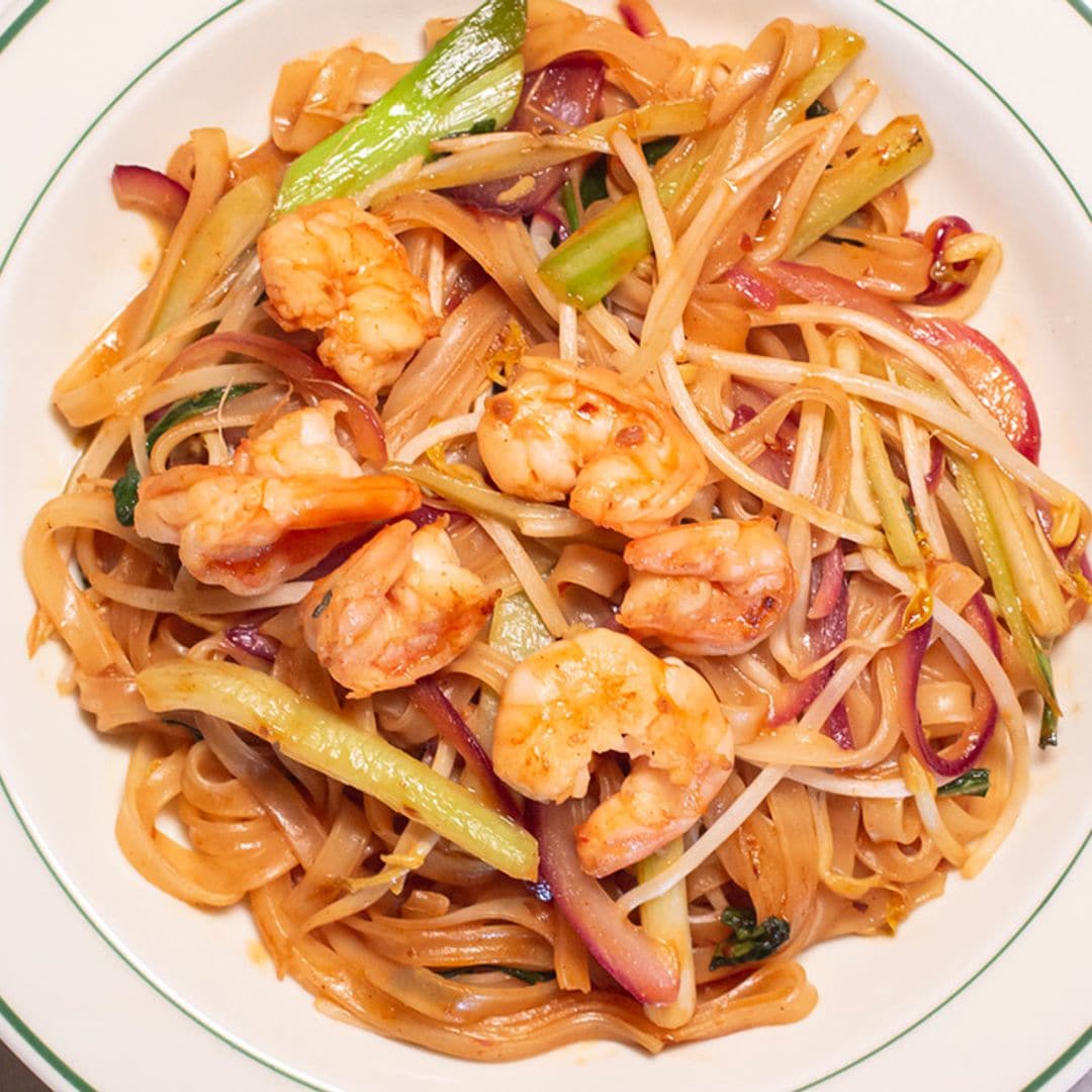 Fideos de arroz con gambas y almejas