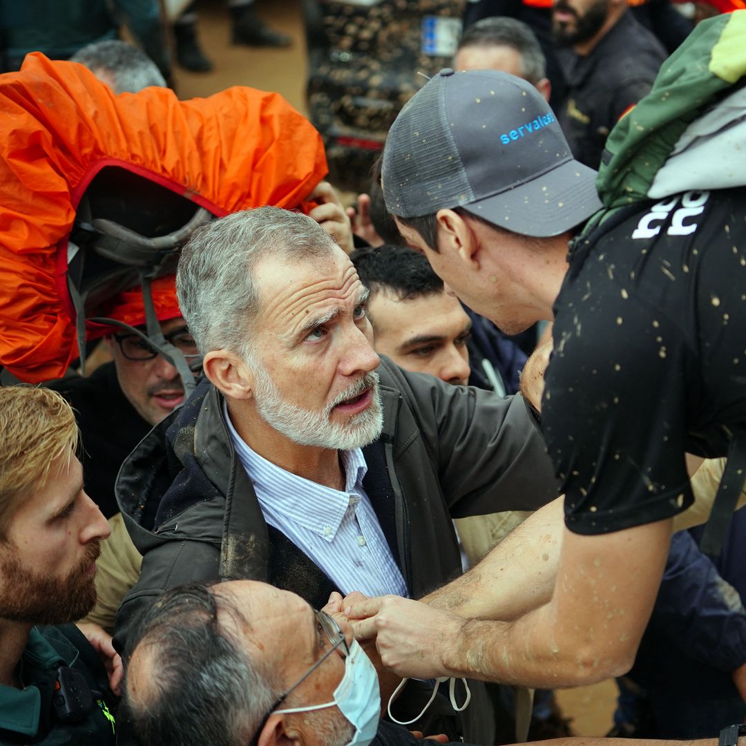 La aplaudida actitud de Felipe VI intentando calmar los ánimos de los vecinos indignados