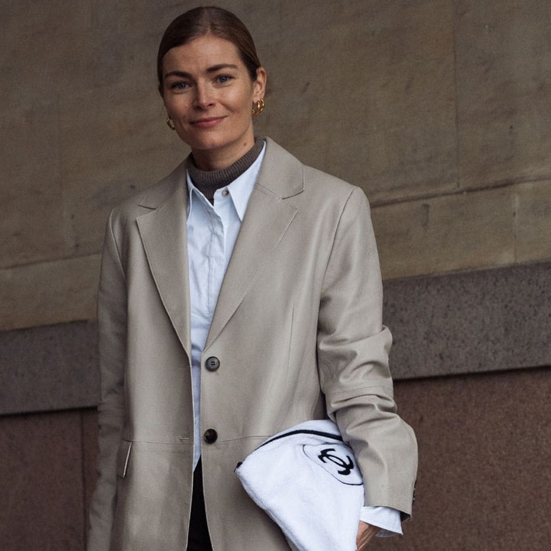 Renueva tu look de diario combinando así la camisa blanca de toda la vida